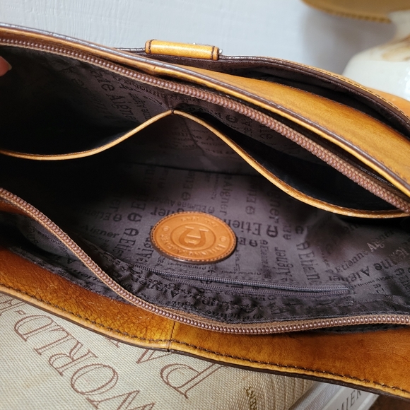 Vintage Etienne Aigner leather purse. - Picture 10 of 12